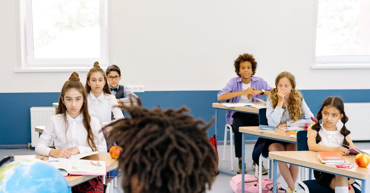 Analyzing Instructor Feedback in Online Learning Environments